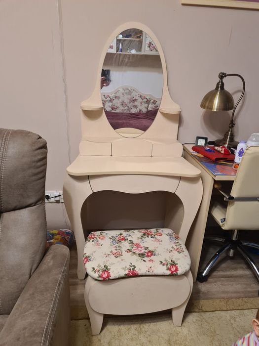 дитячий туалетний стіл-трюмо з пуфом