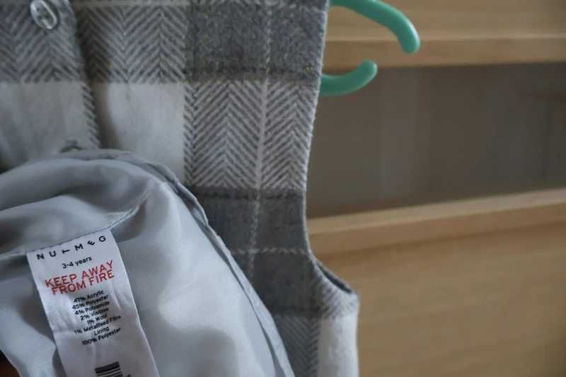 Szaro-biała sukieneczka rozm. 104 Nutmeg