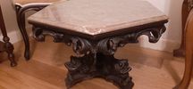 Mesa de madeira entalhada com tampo de mármore