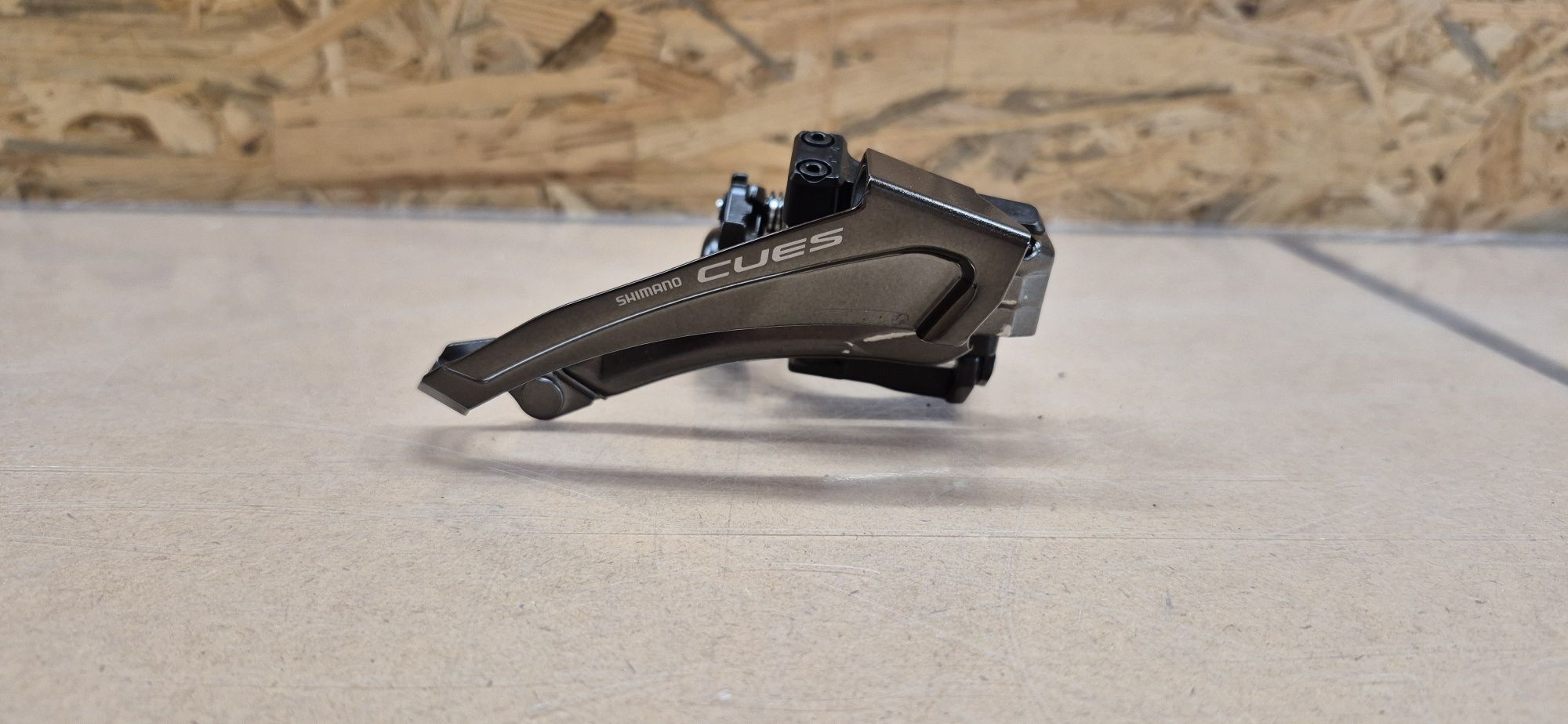Nr1.  Przerzutka Shimano Cues FD-8010-L.