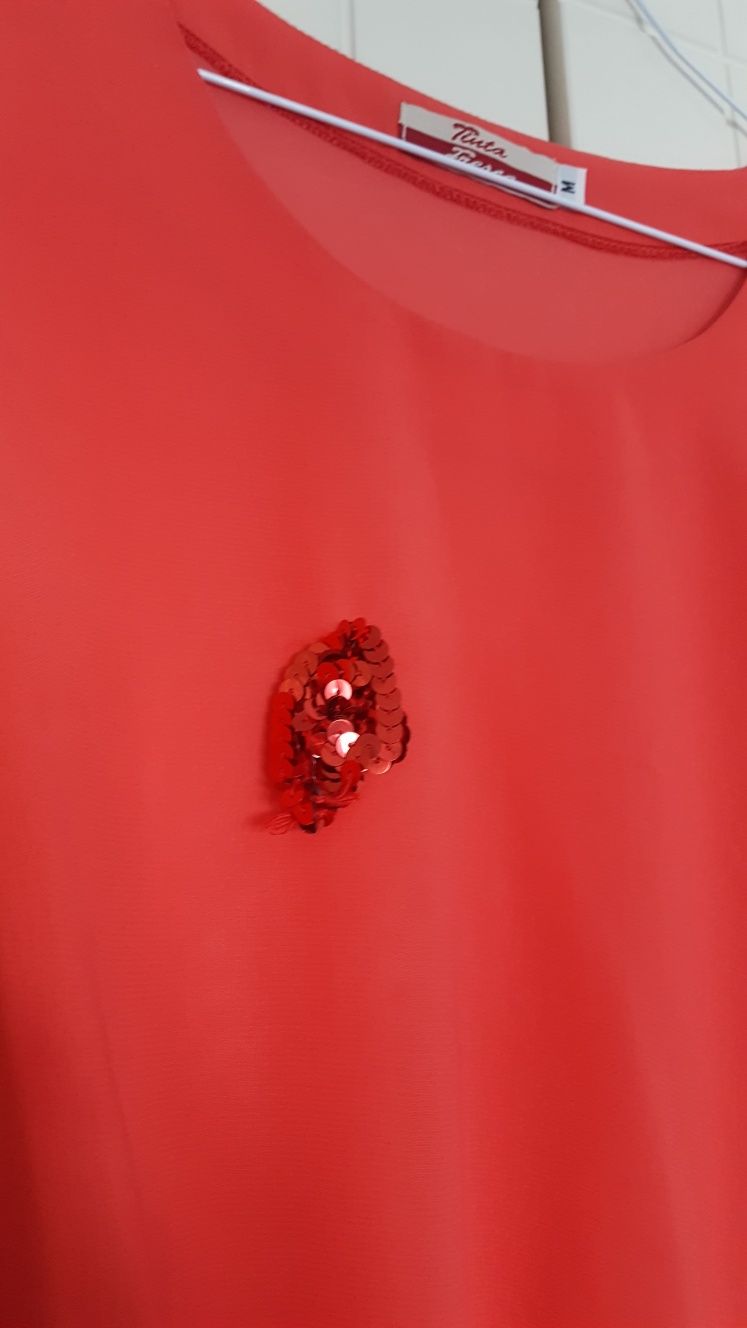 Blusa coral com aplique em lantejoulas e cinto mesmo tecido