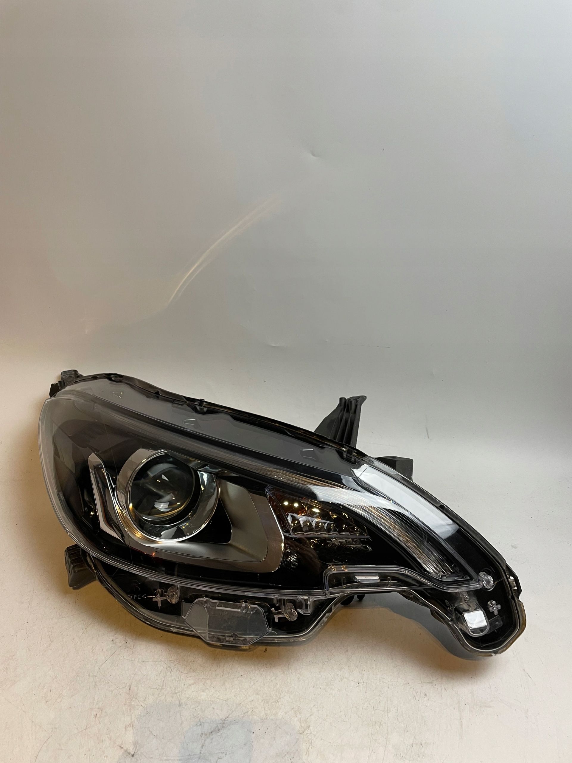Lampa przód przednia prawa PEUGEOT 108