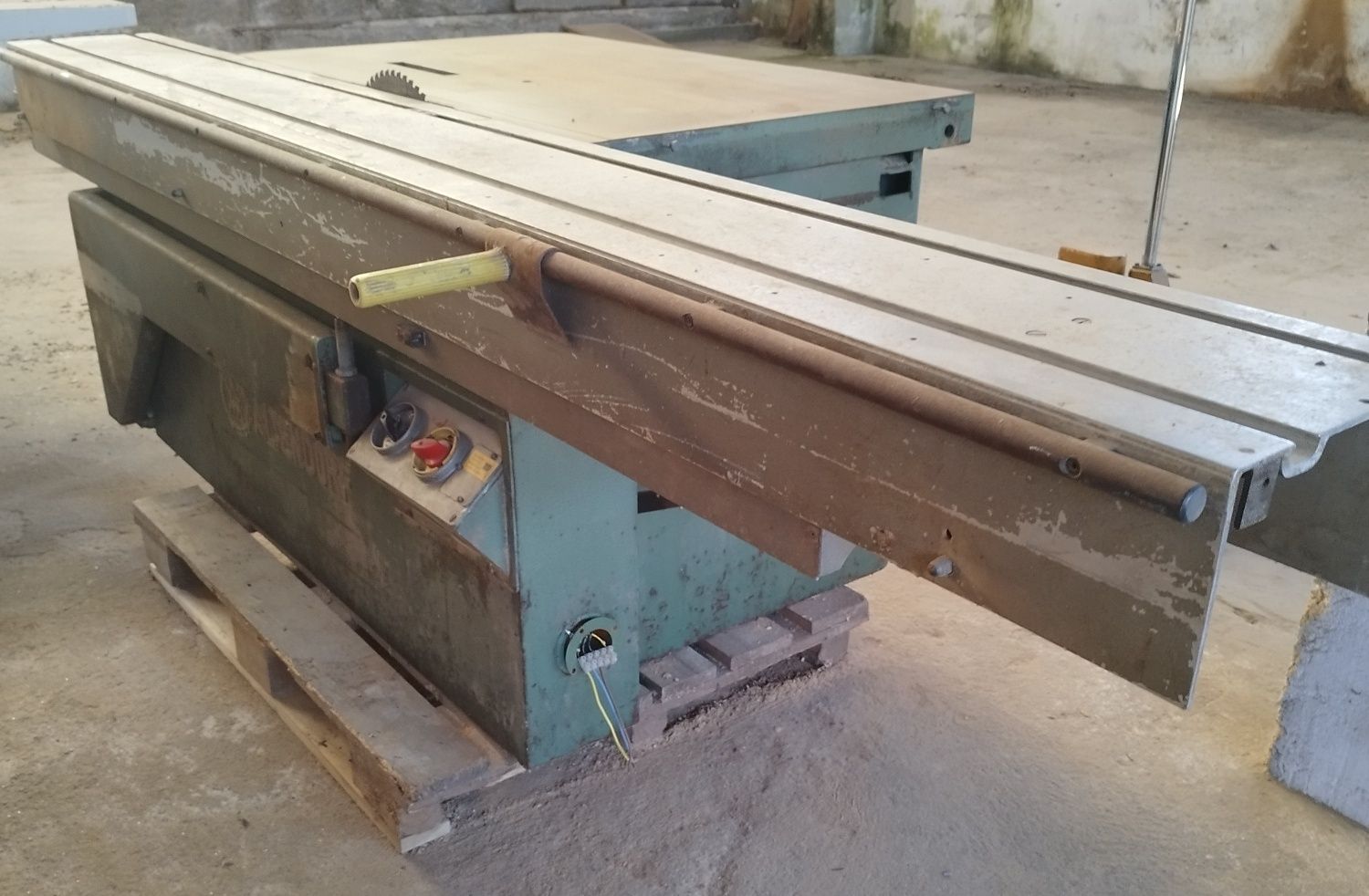 Esquadrejadeira Whaltendorf F90 com isizor