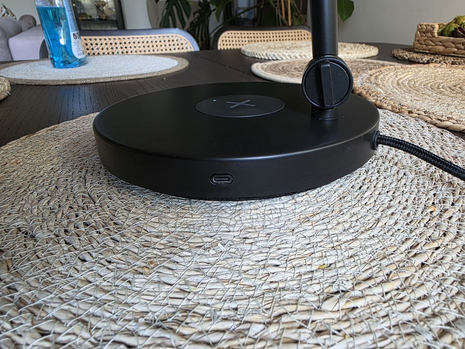 Lampa biurkowa IKEA nymåne z ładowarką indukcyjną i usb c