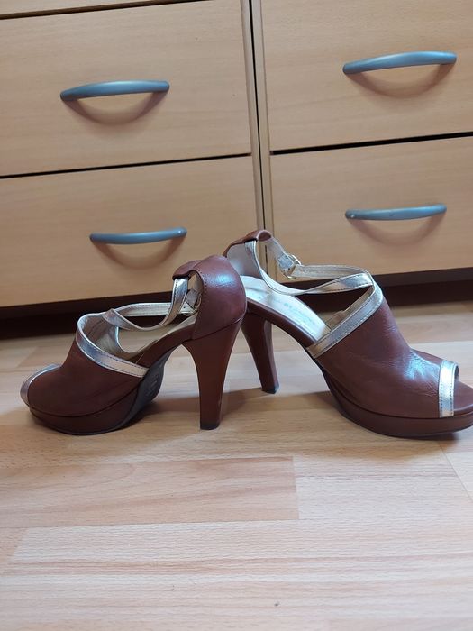 Sandalias tam 39 em camel e dourado