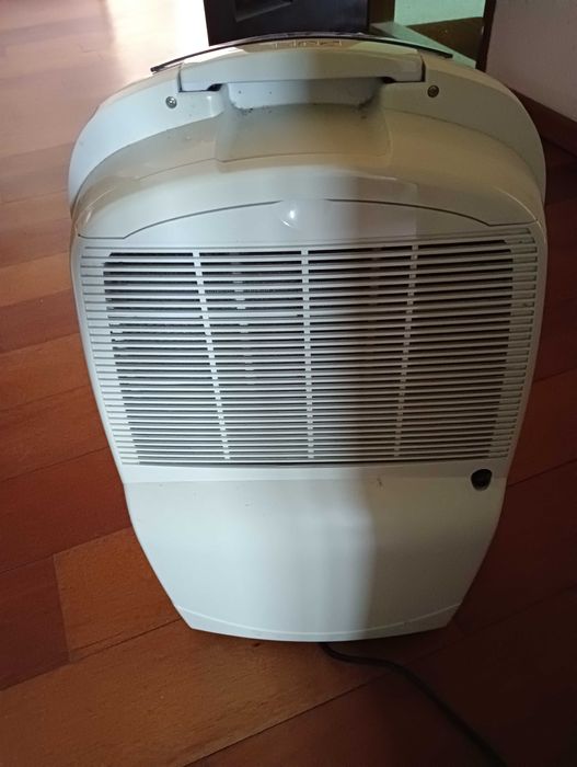 Desumidificador com reservatório de água