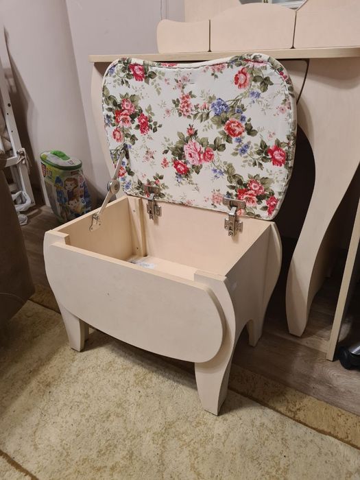 дитячий туалетний стіл-трюмо з пуфом