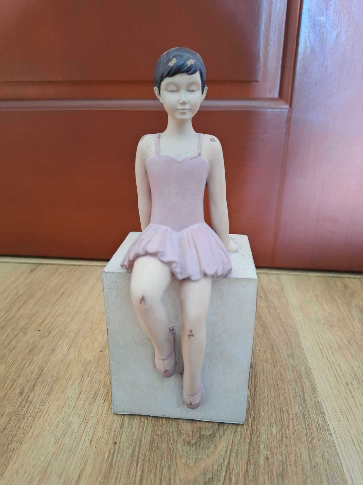 figurka baletnica balerina siedząca różowa sukienka