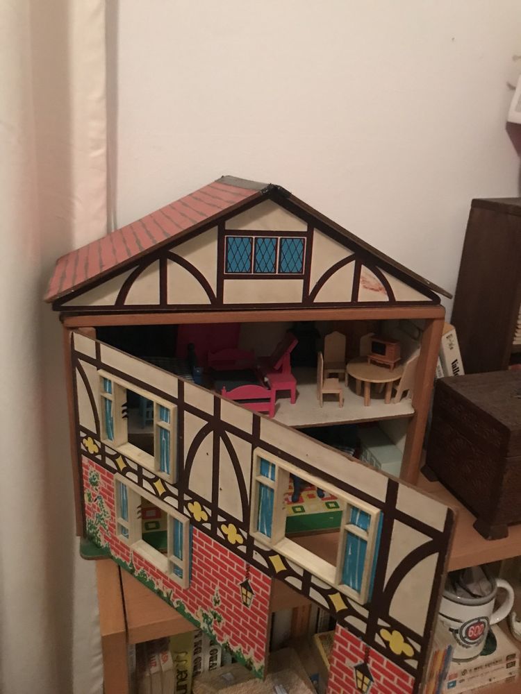 Casa de bonecas, caixa e carteiras