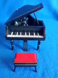 Piano em miniatura, em cartonagem e madeira, com caixinha de música.