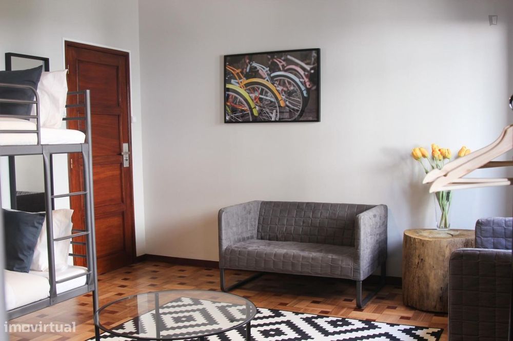 250492 - Quarto em casa com 8 quartos