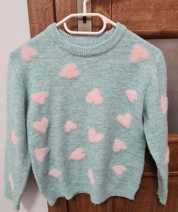 Swetrek 128 134 sweter zielony  w serca dziewczęcy