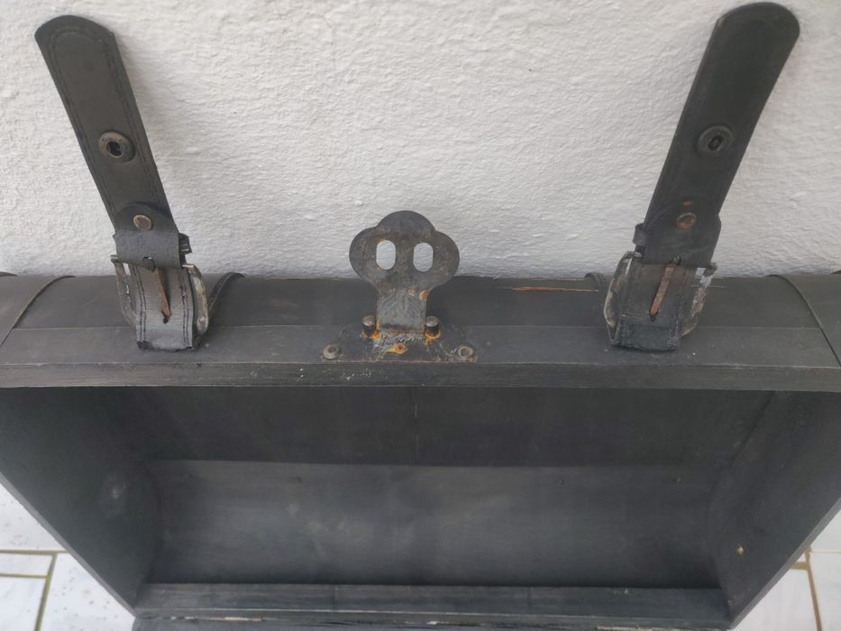 Baú cinza escuro vintage