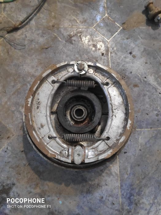 Передній тормозний барабан і задній