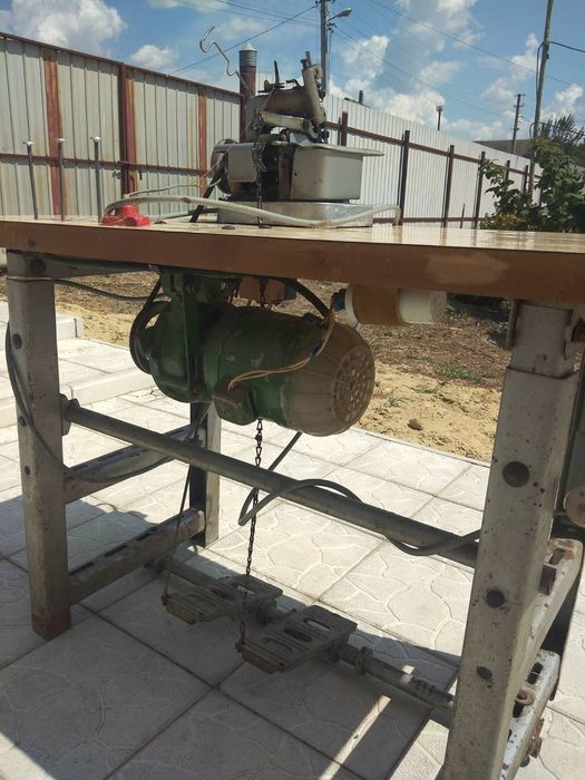 Продам оверлок , промисловий