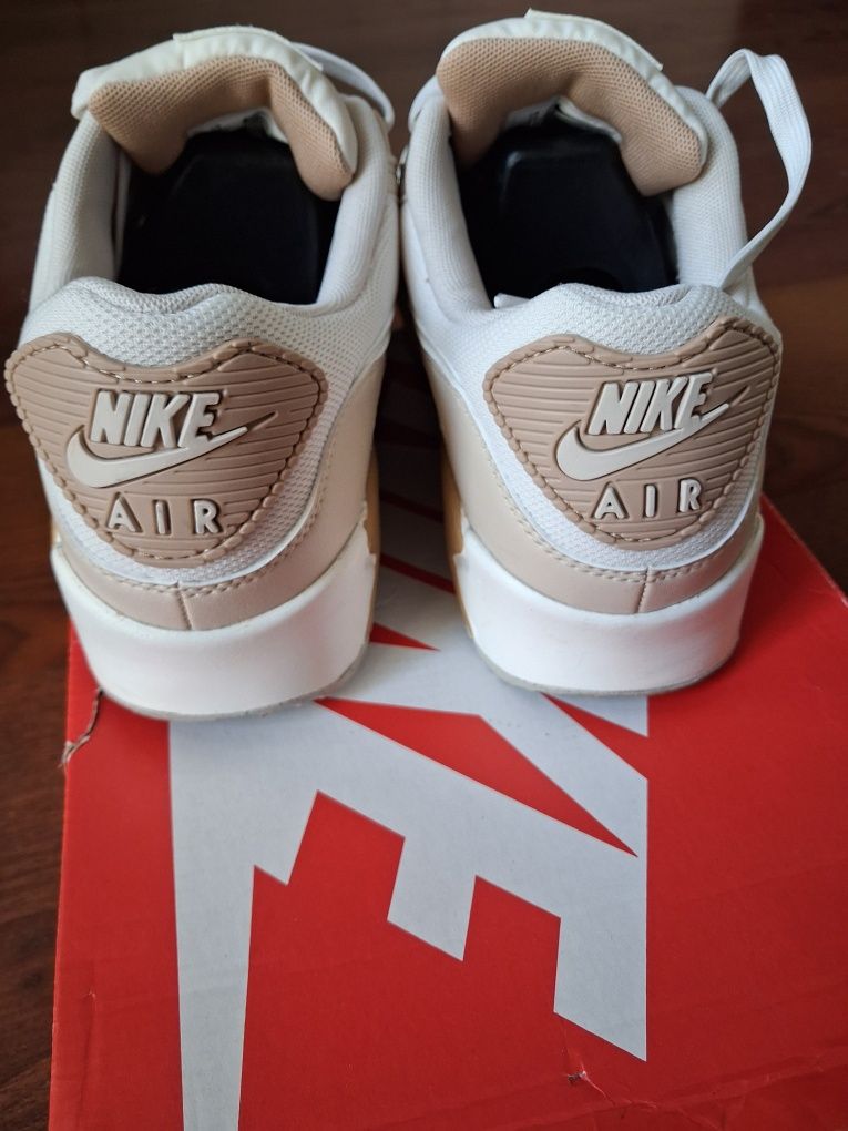 Nike Air Max 90.