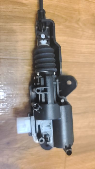 TESLA Y/3  Замок с приводом відкривання капоту 1643071-00-А 1500397-00