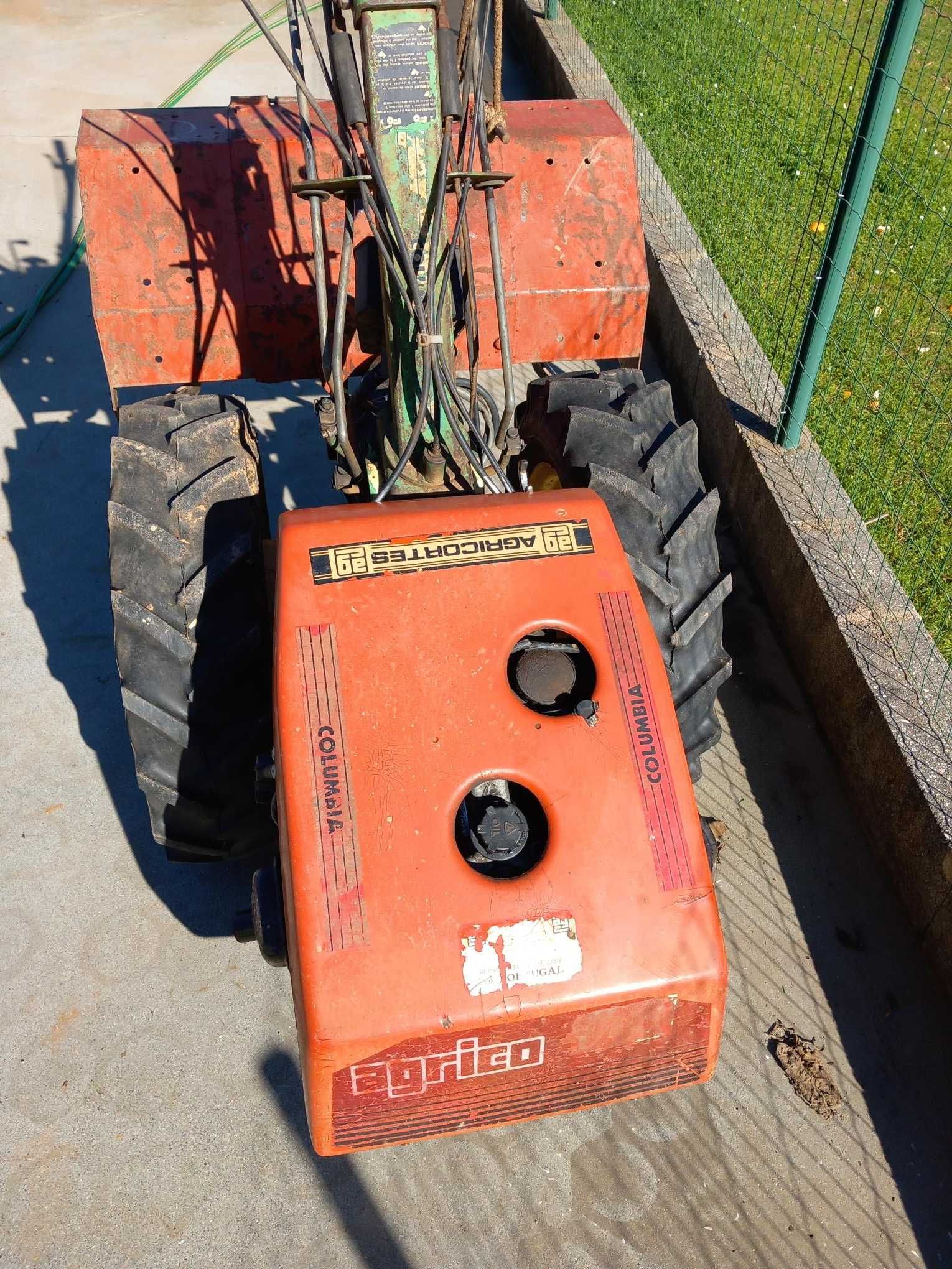 Motocultivador com reboque Charrua e frese