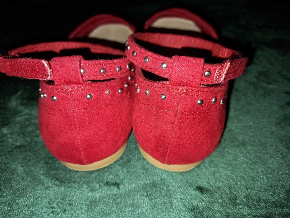 sabrinas elegantes Zara tam 28-29 veludo vermelho com tachas douradas