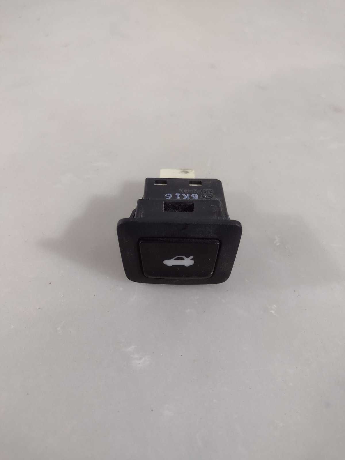 Mazda 3 14-18 Кнопка открывания крышки багажника салон / Мазда 3