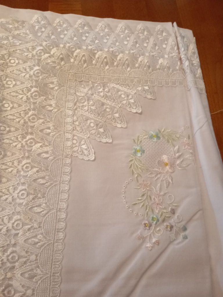 Lençóis para cama de casal brancos e bordados
