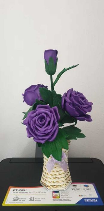 Arranjos de flores feitos em EVA.