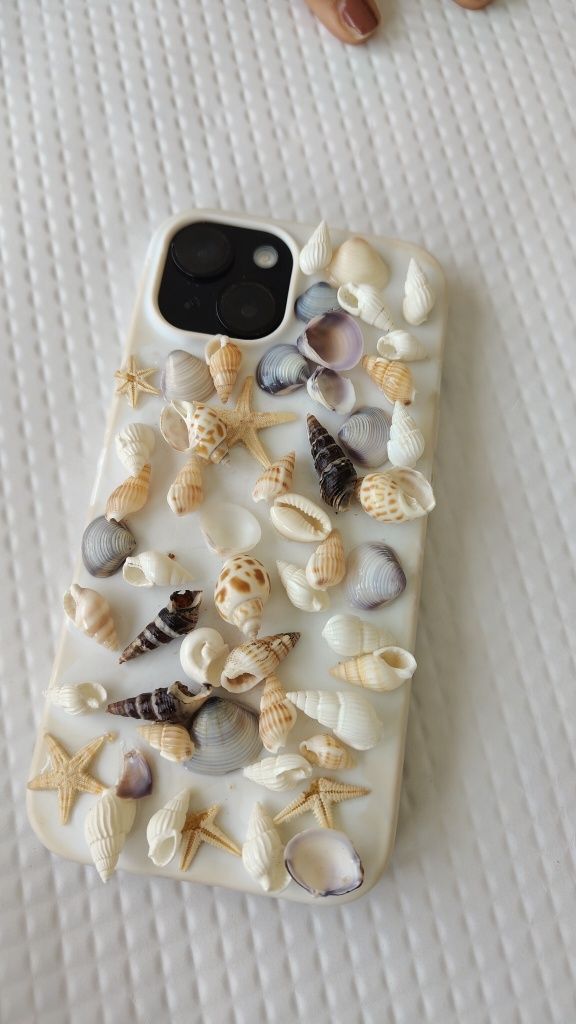 Capa branca conchas  iPhone 15 16, pro e pro max