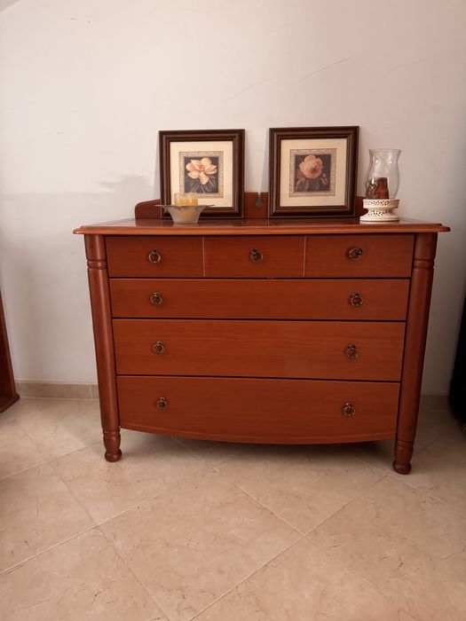 Conjunto quarto, 1 cama 2 colçhoes, roupeiro, 1 comoda (tudo madeira)