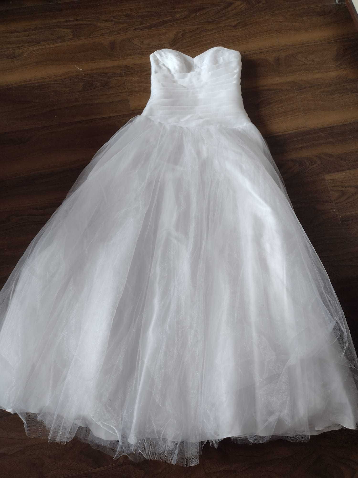 Suknia ślubna biała, tren oraz welon