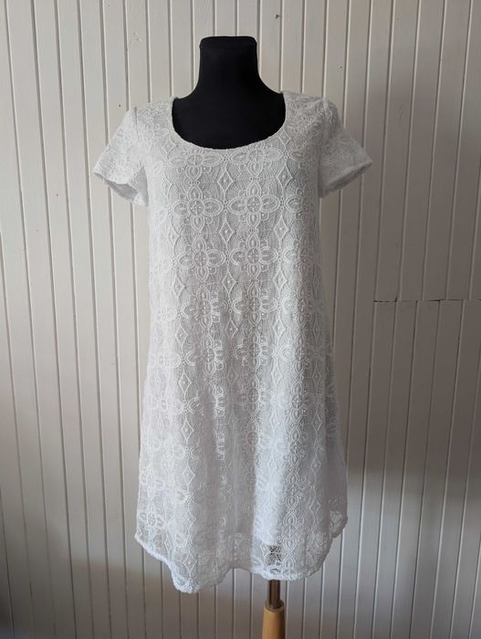 Biała sukienka koronkowa