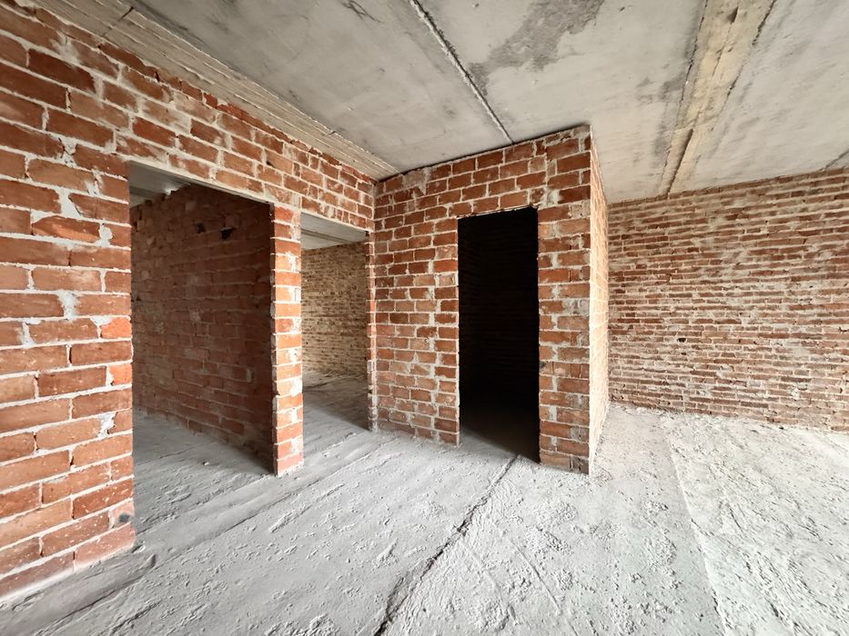 Продаж 3 кім.сирої квартири