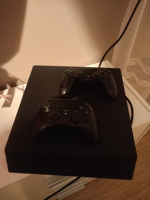 Konsola PS4 1TB Pro + 2 pady + FC26