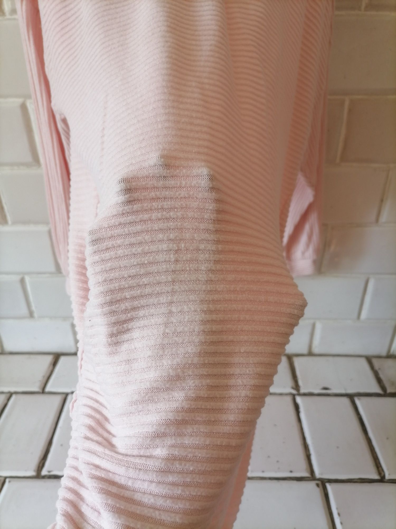 Różowa sukienka w paski prążkowany oversize