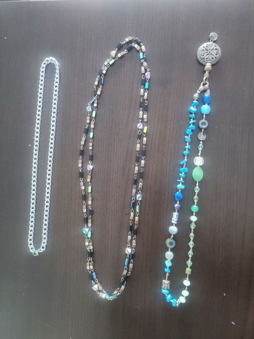 Colares e brincos em aço