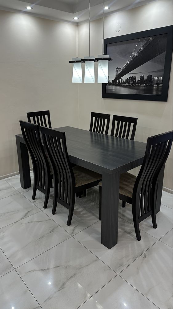 Solidny stół w ciemnym kolorze