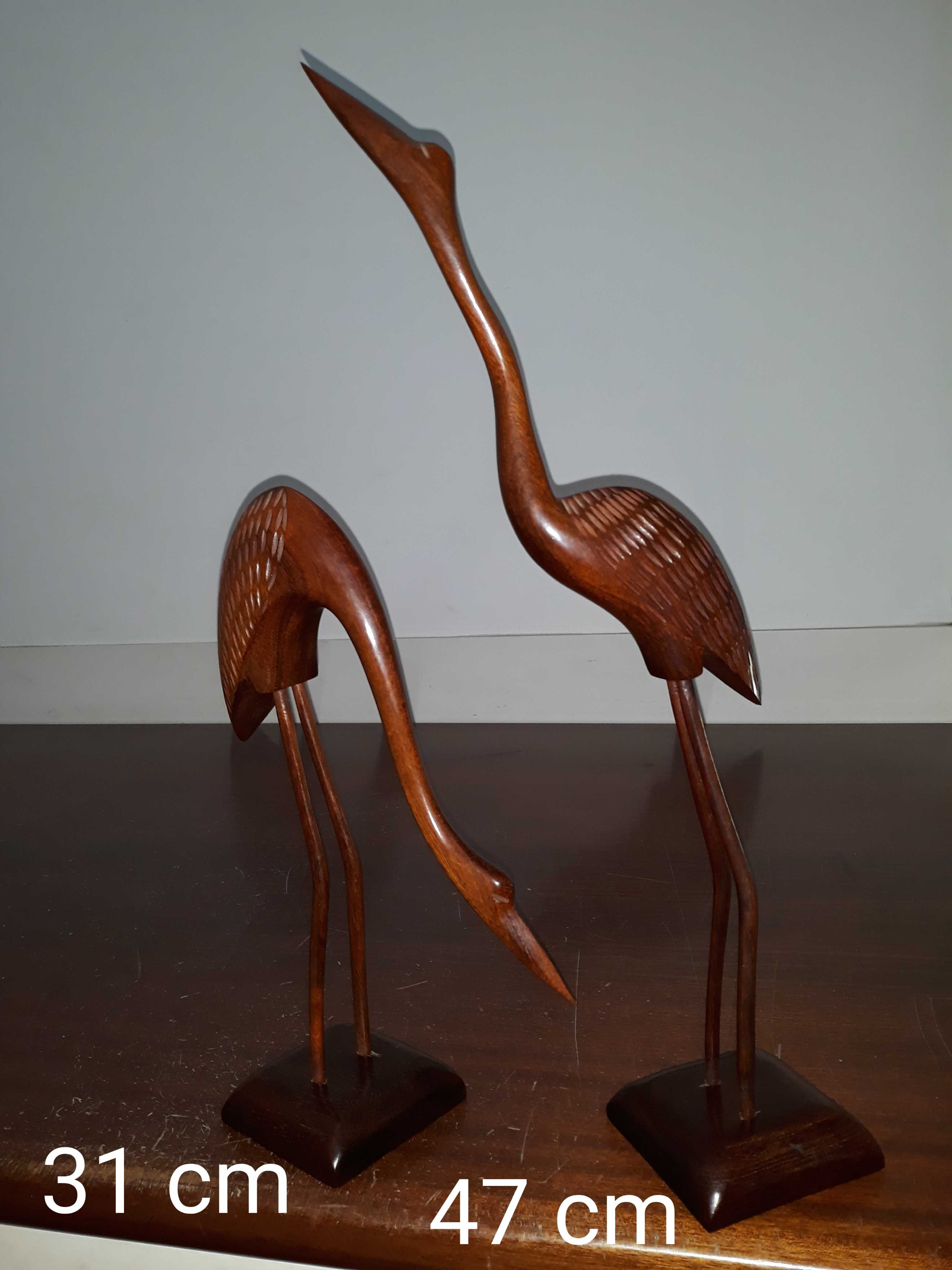 Esculturas pássaros de madeira