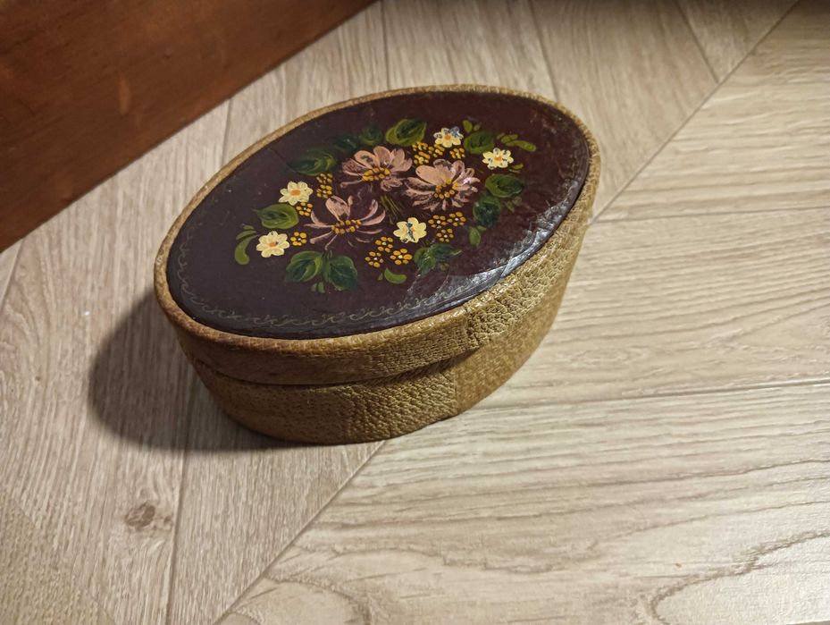Pudełko z pokrywką stare skórzane malowane puzderko