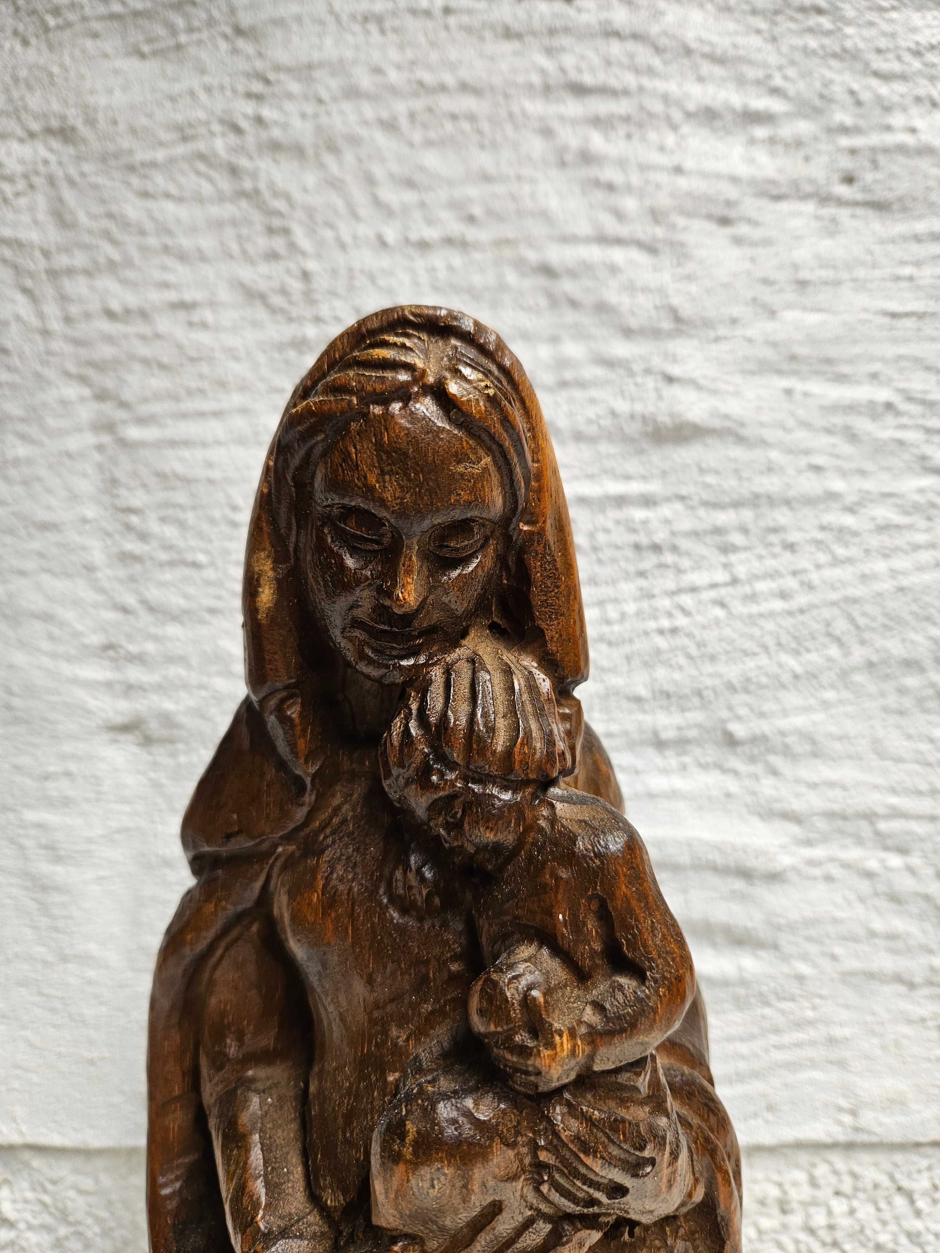 Stara ręcznie wykonana drewniana figurka Matki Boskiej z dzieciatkiem