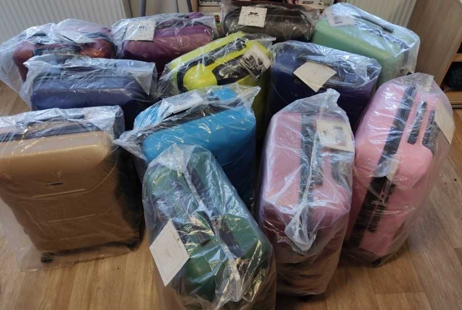Średnia walizka podróżna Bagia 65 litrów zamek szyfrowy obrotowe kółka