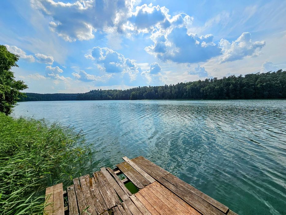 działka w pierwszej linii brzegowej widokiem na jezioro w lesie Mazury