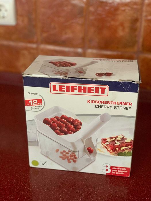Відокремлювач кісточок Leifheit Cherry stoner