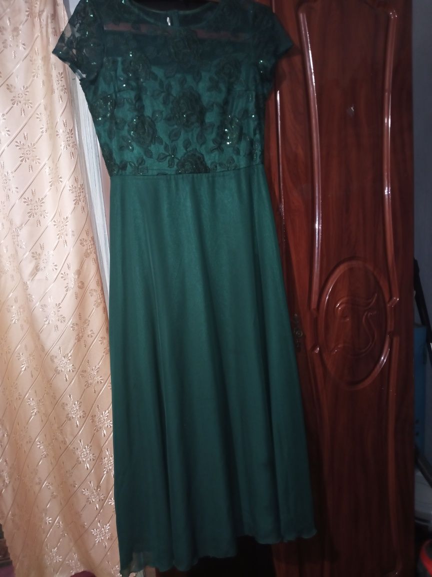 Продаю сукню колір зелений