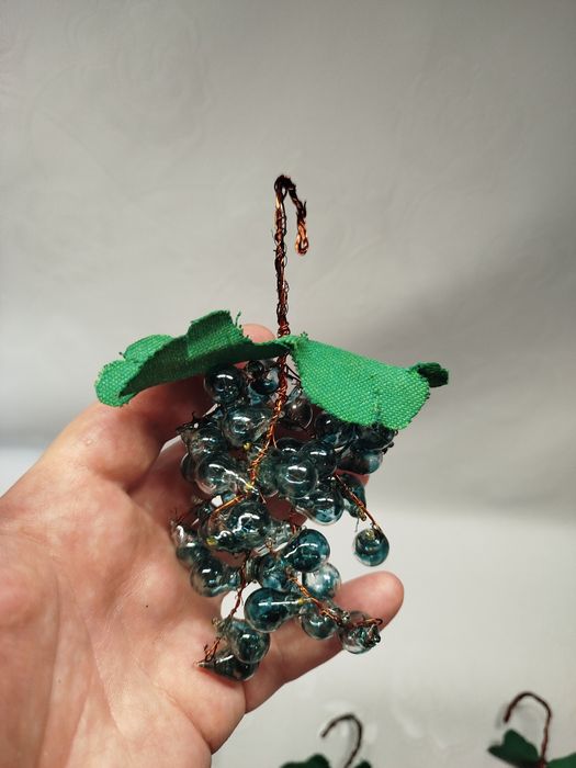 Елочные игрушки, смородина, вишня