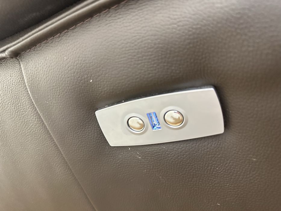 Продам шкіряний розкладний диван з USB