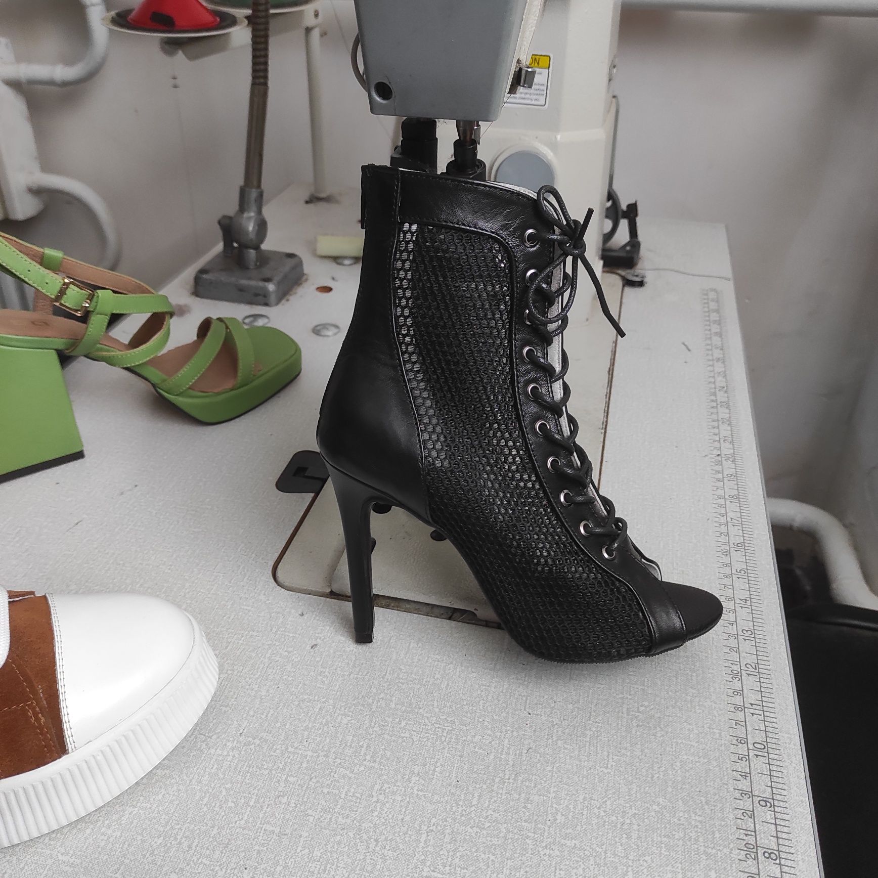 Виробництво heels з натуральної шкіри під замовлення оптом