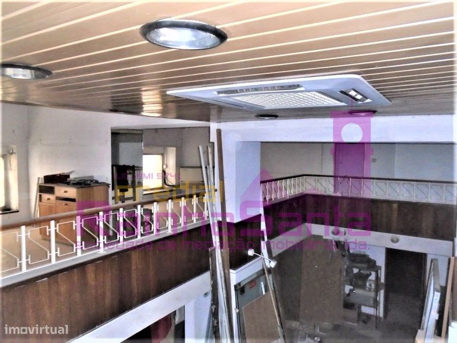 Prédio com 3 pisos e Sótão para remodelar - Baixa da cidade - Coimbra