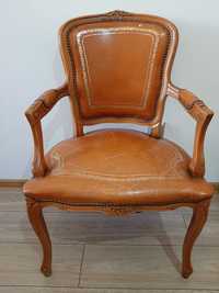 Stary rzeźbiony fotel Ludwik do renowacji