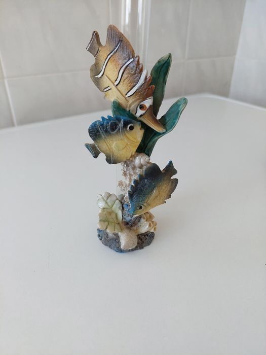 Dois solitários com figuras de peixes.