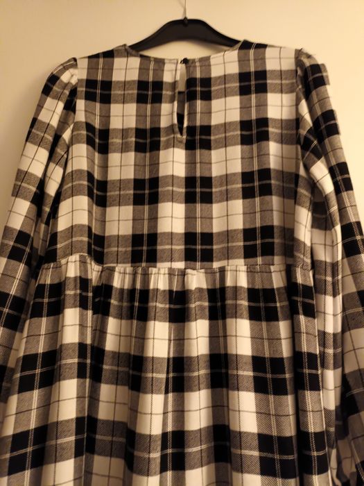 Vestido em xadrez branco e preto