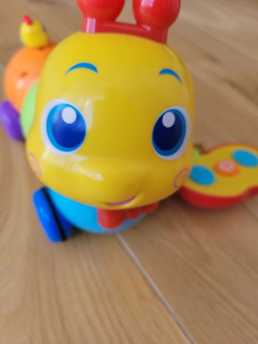 Іграшка інтерактивна гусеничка на пульті.